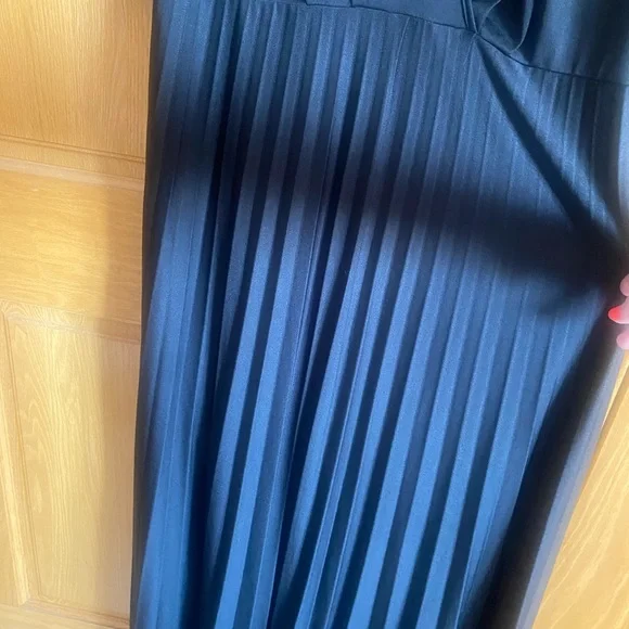 ASOS CURVE pleated maxi with SLEEVES. NWT - Picture 3 of 4